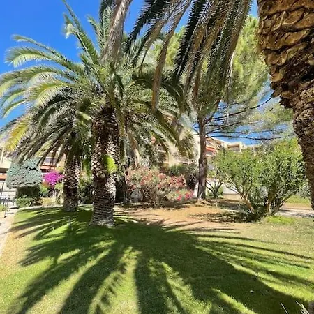 Grand Studio Dans Residence Avec Piscine Hyeres Exterior photo